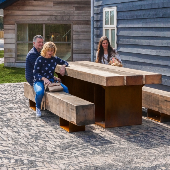 Straatmeubilair - Houten buitenbank - CorTen - Drifter Picknickset, Renesse (NL)