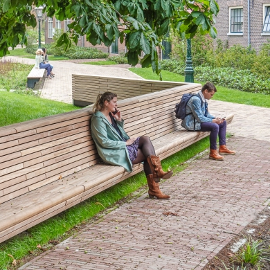 Cliffhanger Bench in Leiden