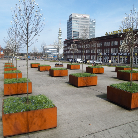 Baumkübel - Shrubtubs, Bahnhof Duisburg (DE) Baumkübel - CorTen Shrubtubs, Bahnhof Duisburg (DE)